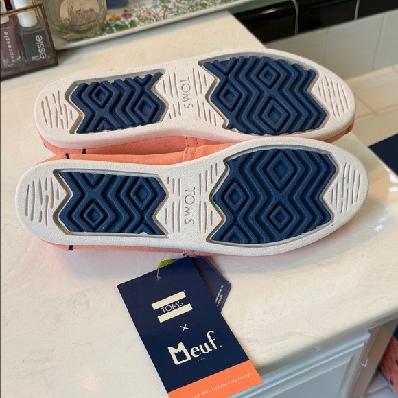 NWT Meuf x Toms Salmon Rose Classic Canvas Slip On Shoes - Picture 8 of 9